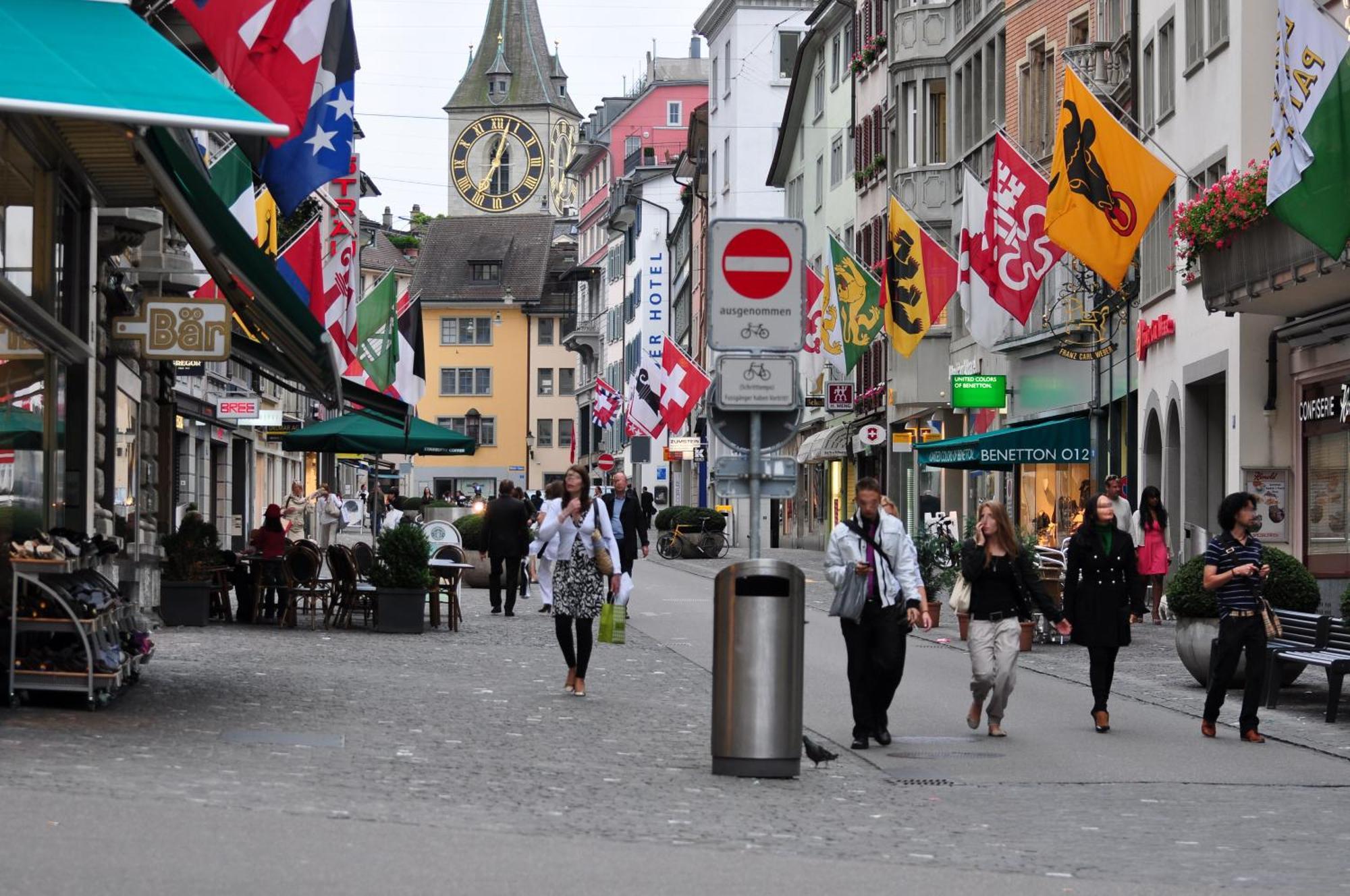 Pedestrian Area Close To Bahnhofstrasse Цюрих Экстерьер фото